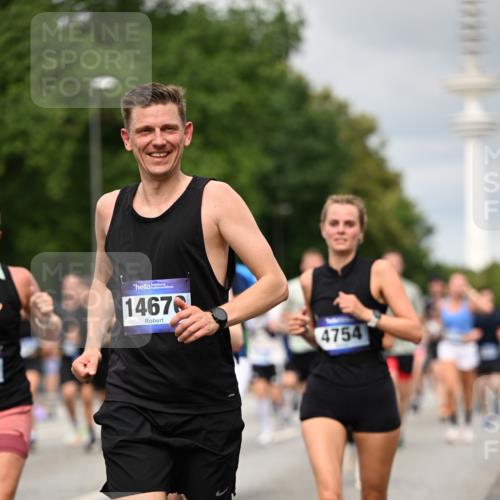 29.06.2025 - hella hamburg halbmarathon Dr. Thomas Lammeyer http://msf.ph/oto/8501095 29.06.2025 10:24:55 Kennedybrücke 1011, 2053, 2064, 2101, 2834, 2923, 3161, 3781, 3842, 4154, 4166, 4288, 4754, 4869, 5181, 5811, 5812, 6608, 6844, 6951, 7131, 8025, 8113, 8146, 8724, 8738, 8940, 9005, 9011, 9236, 9873, 9981, 10039, 10041, 10350, 10585, 10613, 10647, 10754, 11100, 11145 meine-sportfotos.de