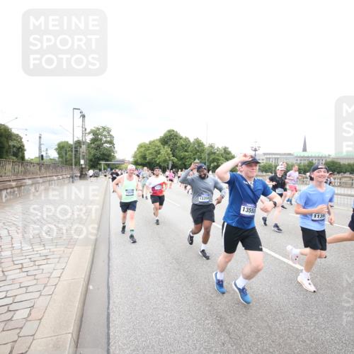 29.06.2025 - hella hamburg halbmarathon Jannik Wohlers http://msf.ph/oto/8501104 29.06.2025 10:57:41 Lombardsbrücke 1388, 2169, 2273, 2275, 3644, 3936, 4429, 5104, 5676, 5782, 6316, 6337, 6825, 7262, 7556, 7783, 7977, 7990, 8439, 8440, 8441, 8442, 8512, 8713, 8888, 9180, 9319, 9398, 9436, 9481, 9832, 10058, 10380, 10462, 10560, 10635, 10737, 10937, 11037, 11263, 11353, 11392, 11615, 11636, 11732, 12122, 13218, 13352, 13358, 13364, 13469, 13553, 13804, 14453, 14507, 14533, 14634, 14685, 15282, 15510, 15552, 15916, 16329, 16349, 17881 meine-sportfotos.de