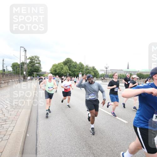 29.06.2025 - hella hamburg halbmarathon Jannik Wohlers http://msf.ph/oto/8501108 29.06.2025 10:57:41 Lombardsbrücke 1388, 2169, 2273, 2275, 3644, 3936, 4429, 5104, 5676, 5782, 6316, 6337, 6825, 7262, 7556, 7783, 7977, 7990, 8439, 8440, 8441, 8442, 8512, 8713, 8888, 9180, 9319, 9398, 9436, 9481, 9832, 10058, 10380, 10462, 10560, 10635, 10737, 10937, 11037, 11263, 11353, 11392, 11615, 11636, 11732, 12122, 13218, 13352, 13358, 13364, 13469, 13553, 13804, 14453, 14507, 14533, 14634, 14685, 15282, 15510, 15552, 15916, 16329, 16349, 17881 meine-sportfotos.de