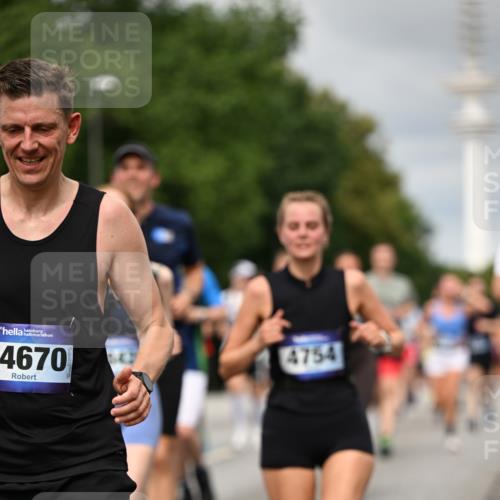 29.06.2025 - hella hamburg halbmarathon Dr. Thomas Lammeyer http://msf.ph/oto/8501114 29.06.2025 10:24:55 Kennedybrücke 1011, 2053, 2064, 2101, 2834, 2923, 3161, 3781, 3842, 4154, 4166, 4288, 4754, 4869, 5181, 5811, 5812, 6608, 6844, 6951, 7131, 8025, 8113, 8146, 8724, 8738, 8940, 9005, 9011, 9236, 9873, 9981, 10039, 10041, 10350, 10585, 10613, 10647, 10754, 11100, 11145 meine-sportfotos.de