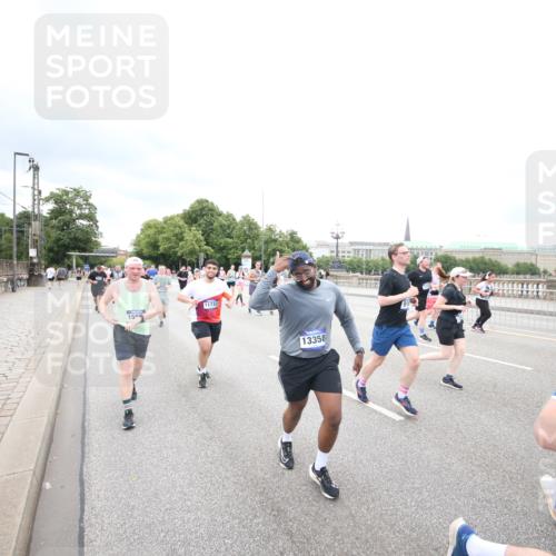 29.06.2025 - hella hamburg halbmarathon Jannik Wohlers http://msf.ph/oto/8501118 29.06.2025 10:57:41 Lombardsbrücke 1388, 2169, 2273, 2275, 3644, 3936, 4429, 5104, 5676, 5782, 6316, 6337, 6825, 7262, 7556, 7783, 7977, 7990, 8439, 8440, 8441, 8442, 8512, 8713, 8888, 9180, 9319, 9398, 9436, 9481, 9832, 10058, 10380, 10462, 10560, 10635, 10737, 10937, 11037, 11263, 11353, 11392, 11615, 11636, 11732, 12122, 13218, 13352, 13358, 13364, 13469, 13553, 13804, 14453, 14507, 14533, 14634, 14685, 15282, 15510, 15552, 15916, 16329, 16349, 17881 meine-sportfotos.de