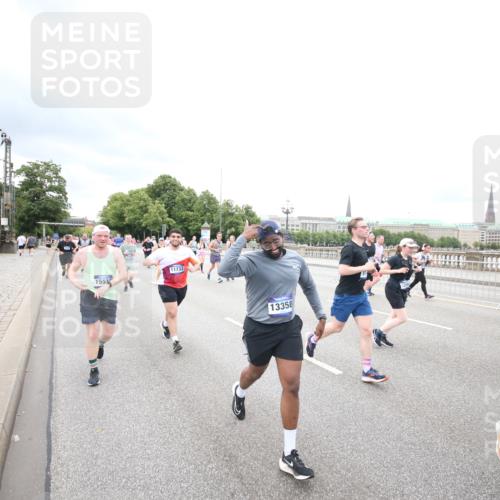 29.06.2025 - hella hamburg halbmarathon Jannik Wohlers http://msf.ph/oto/8501123 29.06.2025 10:57:41 Lombardsbrücke 1388, 2169, 2273, 2275, 3644, 3936, 4429, 5104, 5676, 5782, 6316, 6337, 6825, 7262, 7556, 7783, 7977, 7990, 8439, 8440, 8441, 8442, 8512, 8713, 8888, 9180, 9319, 9398, 9436, 9481, 9832, 10058, 10380, 10462, 10560, 10635, 10737, 10937, 11037, 11263, 11353, 11392, 11615, 11636, 11732, 12122, 13218, 13352, 13358, 13364, 13469, 13553, 13804, 14453, 14507, 14533, 14634, 14685, 15282, 15510, 15552, 15916, 16329, 16349, 17881 meine-sportfotos.de