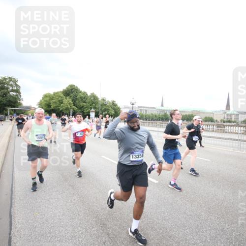29.06.2025 - hella hamburg halbmarathon Jannik Wohlers http://msf.ph/oto/8501126 29.06.2025 10:57:41 Lombardsbrücke 1388, 2169, 2273, 2275, 3644, 3936, 4429, 5104, 5676, 5782, 6316, 6337, 6825, 7262, 7556, 7783, 7977, 7990, 8439, 8440, 8441, 8442, 8512, 8713, 8888, 9180, 9319, 9398, 9436, 9481, 9832, 10058, 10380, 10462, 10560, 10635, 10737, 10937, 11037, 11263, 11353, 11392, 11615, 11636, 11732, 12122, 13218, 13352, 13358, 13364, 13469, 13553, 13804, 14453, 14507, 14533, 14634, 14685, 15282, 15510, 15552, 15916, 16329, 16349, 17881 meine-sportfotos.de