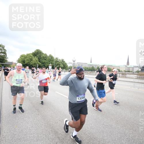 29.06.2025 - hella hamburg halbmarathon Jannik Wohlers http://msf.ph/oto/8501132 29.06.2025 10:57:42 Lombardsbrücke 1388, 2169, 2273, 2275, 3644, 3936, 4117, 4429, 5104, 5676, 5782, 6316, 6337, 6825, 7262, 7556, 7783, 7977, 7990, 8439, 8440, 8441, 8442, 8512, 8713, 8888, 9180, 9319, 9398, 9436, 9481, 9832, 10058, 10380, 10462, 10560, 10635, 10737, 10937, 11037, 11263, 11353, 11392, 11615, 11636, 11732, 12122, 13218, 13352, 13358, 13364, 13469, 13553, 13804, 14453, 14507, 14533, 14634, 14685, 15282, 15510, 15552, 15916, 16329, 16349, 17881 meine-sportfotos.de