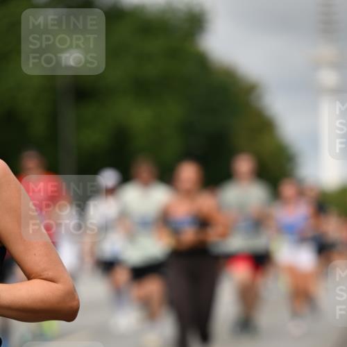 29.06.2025 - hella hamburg halbmarathon Dr. Thomas Lammeyer http://msf.ph/oto/8501192 29.06.2025 10:24:57 Kennedybrücke 1011, 2053, 2101, 2325, 2834, 2923, 2986, 3161, 3781, 3842, 4082, 4154, 4166, 4288, 4754, 4869, 5181, 5811, 5812, 6608, 6844, 6951, 7131, 8025, 8113, 8146, 8724, 8940, 9005, 9011, 9236, 9873, 9981, 10039, 10350, 10585, 10613, 10647, 10754, 11100, 11145 meine-sportfotos.de