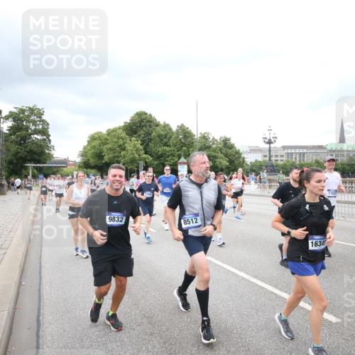 29.06.2025 - hella hamburg halbmarathon Jannik Wohlers http://msf.ph/oto/8501199 29.06.2025 10:57:46 Lombardsbrücke 1001, 1388, 2043, 2169, 2273, 2275, 3936, 4117, 4429, 5104, 5676, 5782, 6316, 6337, 6825, 7262, 7617, 7664, 7783, 7977, 7990, 8076, 8439, 8440, 8441, 8442, 8512, 8888, 9180, 9319, 9398, 9436, 9481, 9636, 9832, 10058, 10462, 10560, 10635, 10737, 10937, 11037, 11263, 11353, 11392, 11615, 11636, 11732, 12122, 12433, 13218, 13226, 13355, 13356, 13358, 13364, 13469, 13553, 13804, 14507, 14533, 14634, 14685, 15282, 15510, 15916, 16048, 16329, 16349, 17881 meine-sportfotos.de