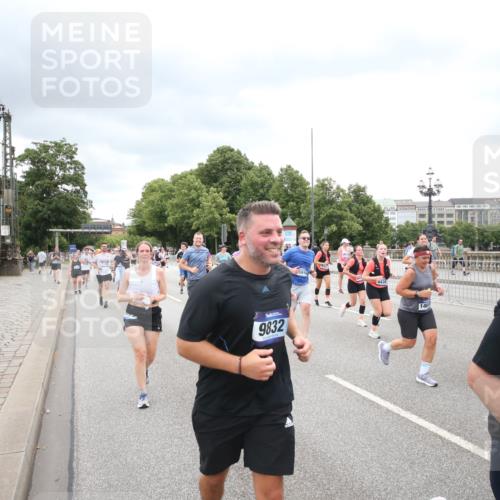 29.06.2025 - hella hamburg halbmarathon Jannik Wohlers http://msf.ph/oto/8501206 29.06.2025 10:57:47 Lombardsbrücke 1001, 1388, 1845, 2043, 2169, 2273, 2275, 3936, 4117, 4429, 5104, 5676, 5782, 6316, 6825, 7262, 7617, 7664, 7783, 7977, 7990, 8076, 8439, 8440, 8441, 8442, 8512, 8888, 9180, 9239, 9319, 9481, 9636, 9832, 10058, 10462, 10473, 10560, 10635, 10737, 10937, 11037, 11263, 11353, 11392, 11615, 11636, 11732, 12122, 12433, 13218, 13226, 13355, 13356, 13358, 13364, 13469, 13553, 13804, 14533, 14634, 14685, 15282, 15510, 15916, 16048, 16329, 16349, 16408, 17881 meine-sportfotos.de