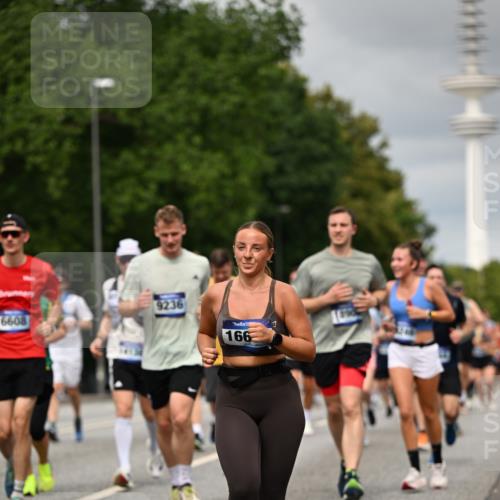 29.06.2025 - hella hamburg halbmarathon Dr. Thomas Lammeyer http://msf.ph/oto/8501208 29.06.2025 10:24:58 Kennedybrücke 1011, 2053, 2101, 2325, 2834, 2923, 2986, 3161, 3781, 3842, 4082, 4154, 4166, 4288, 4754, 4869, 5181, 5811, 5812, 6275, 6308, 6608, 6844, 6951, 7131, 8025, 8113, 8146, 8724, 8940, 9005, 9011, 9236, 9873, 9981, 10039, 10350, 10585, 10613, 10647, 10754, 11100, 11145 meine-sportfotos.de