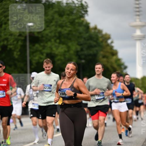 29.06.2025 - hella hamburg halbmarathon Dr. Thomas Lammeyer http://msf.ph/oto/8501214 29.06.2025 10:24:58 Kennedybrücke 1011, 2053, 2101, 2325, 2834, 2923, 2986, 3161, 3781, 3842, 4082, 4154, 4166, 4288, 4754, 4869, 5181, 5811, 5812, 6275, 6308, 6608, 6844, 6951, 7131, 8025, 8113, 8146, 8724, 8940, 9005, 9011, 9236, 9873, 9981, 10039, 10350, 10585, 10613, 10647, 10754, 11100, 11145 meine-sportfotos.de