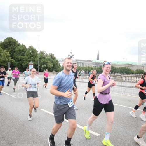 29.06.2025 - hella hamburg halbmarathon Jannik Wohlers http://msf.ph/oto/8501227 29.06.2025 10:57:49 Lombardsbrücke 1001, 1388, 1845, 2043, 2169, 2273, 2275, 3540, 4117, 5104, 5676, 5782, 6825, 7262, 7617, 7664, 7783, 7977, 7990, 8076, 8439, 8440, 8441, 8442, 8512, 8888, 9123, 9180, 9239, 9319, 9481, 9636, 9832, 10058, 10462, 10473, 10635, 10937, 11037, 11392, 11615, 11636, 11708, 11732, 12122, 12433, 13218, 13226, 13355, 13356, 13358, 13469, 13553, 14533, 14584, 14634, 14685, 15282, 15916, 16048, 16329, 16349, 16408, 16878, 17881 meine-sportfotos.de