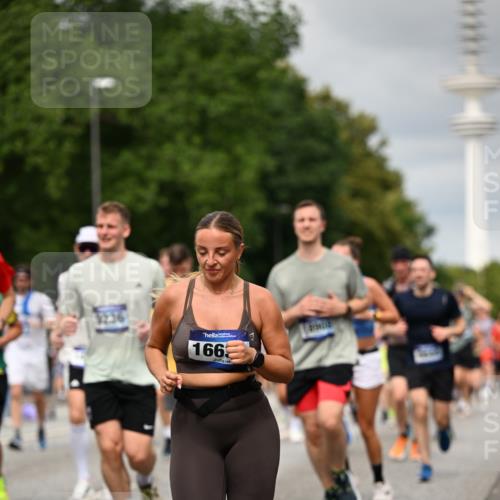 29.06.2025 - hella hamburg halbmarathon Dr. Thomas Lammeyer http://msf.ph/oto/8501235 29.06.2025 10:24:58 Kennedybrücke 1011, 2053, 2101, 2325, 2834, 2923, 2986, 3161, 3781, 3842, 4082, 4154, 4166, 4288, 4754, 4869, 5181, 5811, 5812, 6275, 6308, 6608, 6844, 6951, 7131, 8025, 8113, 8146, 8724, 8940, 9005, 9011, 9236, 9873, 9981, 10039, 10350, 10585, 10613, 10647, 10754, 11100, 11145 meine-sportfotos.de