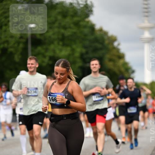 29.06.2025 - hella hamburg halbmarathon Dr. Thomas Lammeyer http://msf.ph/oto/8501239 29.06.2025 10:24:58 Kennedybrücke 1011, 2053, 2101, 2325, 2834, 2923, 2986, 3161, 3781, 3842, 4082, 4154, 4166, 4288, 4754, 4869, 5181, 5811, 5812, 6275, 6308, 6608, 6844, 6951, 7131, 8025, 8113, 8146, 8724, 8940, 9005, 9011, 9236, 9873, 9981, 10039, 10350, 10585, 10613, 10647, 10754, 11100, 11145 meine-sportfotos.de