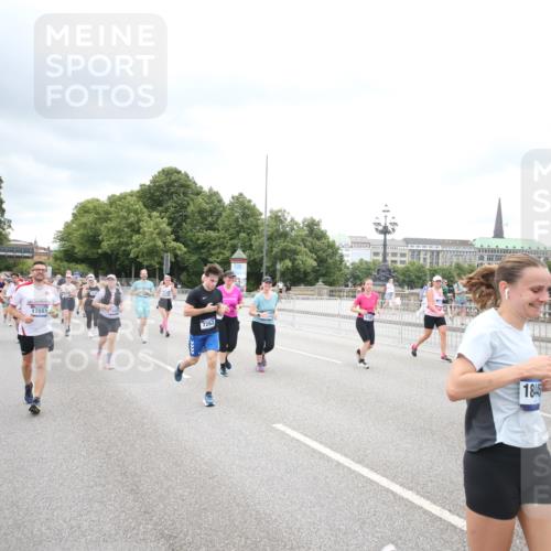 29.06.2025 - hella hamburg halbmarathon Jannik Wohlers http://msf.ph/oto/8501250 29.06.2025 10:57:50 Lombardsbrücke 1001, 1845, 2043, 2169, 2273, 2275, 3540, 4117, 5104, 5676, 5782, 6825, 7262, 7617, 7664, 7783, 7977, 7990, 8076, 8439, 8440, 8441, 8442, 8512, 8888, 9123, 9180, 9239, 9319, 9481, 9636, 9832, 10058, 10462, 10473, 10635, 10937, 11037, 11615, 11636, 11708, 12122, 12433, 13218, 13226, 13355, 13356, 13469, 14533, 14584, 14634, 15282, 15916, 16048, 16329, 16349, 16408, 16878, 17227, 17228, 17881 meine-sportfotos.de