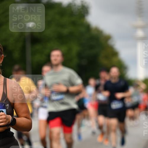 29.06.2025 - hella hamburg halbmarathon Dr. Thomas Lammeyer http://msf.ph/oto/8501280 29.06.2025 10:25:00 Kennedybrücke 1011, 2053, 2101, 2325, 2834, 2923, 2986, 3161, 3781, 3813, 3842, 4082, 4154, 4166, 4288, 4754, 4869, 5181, 5625, 5811, 5812, 6275, 6308, 6608, 6844, 6951, 7608, 8113, 8146, 8724, 8940, 9005, 9011, 9236, 9981, 10039, 10350, 10585, 10602, 10613, 11100, 11145 meine-sportfotos.de