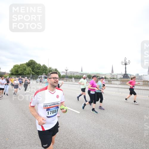 29.06.2025 - hella hamburg halbmarathon Jannik Wohlers http://msf.ph/oto/8501281 29.06.2025 10:57:53 Lombardsbrücke 1001, 1845, 2043, 2169, 2273, 2275, 3540, 3868, 4117, 5104, 5159, 5655, 5782, 5988, 6825, 7262, 7617, 7664, 7783, 8076, 8439, 8440, 8441, 8442, 8512, 8888, 9123, 9239, 9636, 10058, 10462, 10473, 10498, 10937, 11037, 11615, 11636, 11708, 12310, 12433, 13218, 13226, 13355, 13356, 13469, 14533, 14584, 14634, 15282, 15916, 15926, 16048, 16329, 16408, 16561, 16878, 17227, 17228, 17881 meine-sportfotos.de