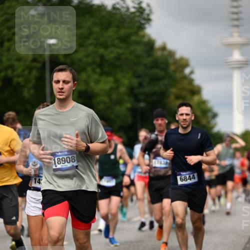 29.06.2025 - hella hamburg halbmarathon Dr. Thomas Lammeyer http://msf.ph/oto/8501299 29.06.2025 10:25:00 Kennedybrücke 1011, 2053, 2101, 2325, 2834, 2923, 2986, 3161, 3781, 3813, 3842, 4082, 4154, 4166, 4288, 4754, 4869, 5181, 5625, 5811, 5812, 6275, 6308, 6608, 6844, 6951, 7608, 8113, 8146, 8724, 8940, 9005, 9011, 9236, 9981, 10039, 10350, 10585, 10602, 10613, 11100, 11145 meine-sportfotos.de