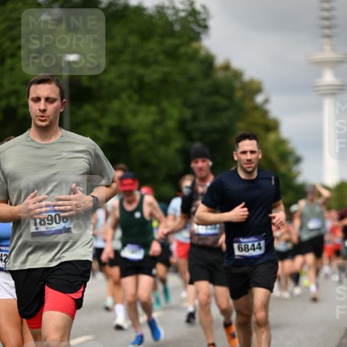 29.06.2025 - hella hamburg halbmarathon Dr. Thomas Lammeyer http://msf.ph/oto/8501319 29.06.2025 10:25:01 Kennedybrücke 1011, 2053, 2101, 2325, 2834, 2923, 2986, 3161, 3247, 3781, 3813, 3842, 4082, 4154, 4166, 4288, 4754, 4869, 5181, 5625, 5811, 5812, 6275, 6308, 6608, 6844, 6951, 7608, 8113, 8146, 8724, 8940, 9005, 9011, 9236, 9501, 9981, 10039, 10350, 10585, 10602, 11100, 11145 meine-sportfotos.de