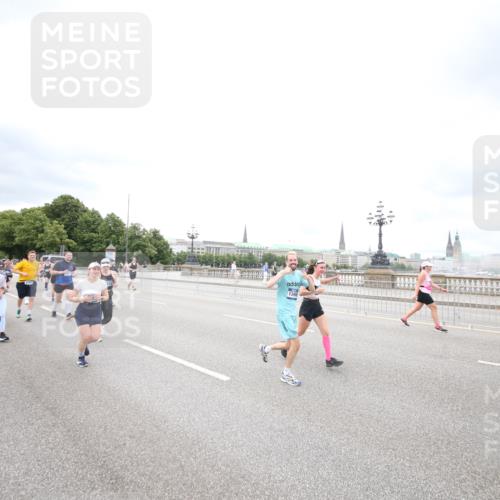 29.06.2025 - hella hamburg halbmarathon Jannik Wohlers http://msf.ph/oto/8501322 29.06.2025 10:57:54 Lombardsbrücke 1001, 1845, 2043, 2169, 2273, 2275, 3540, 3868, 4117, 5104, 5159, 5655, 5782, 5988, 6825, 7262, 7617, 7664, 7783, 8076, 8439, 8440, 8441, 8442, 8512, 8888, 9123, 9239, 9636, 10058, 10462, 10473, 10498, 10937, 11037, 11615, 11636, 11708, 12023, 12024, 12310, 12433, 13218, 13226, 13355, 13356, 13469, 14533, 14584, 14634, 15282, 15916, 15926, 16048, 16329, 16408, 16561, 16878, 17227, 17228, 17881 meine-sportfotos.de