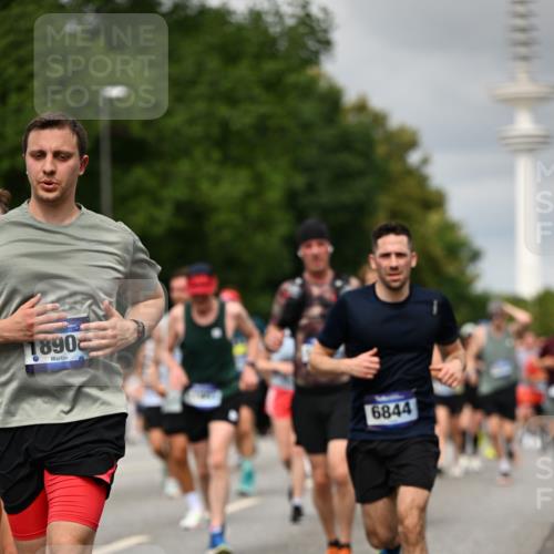29.06.2025 - hella hamburg halbmarathon Dr. Thomas Lammeyer http://msf.ph/oto/8501323 29.06.2025 10:25:01 Kennedybrücke 1011, 2053, 2101, 2325, 2834, 2923, 2986, 3161, 3247, 3781, 3813, 3842, 4082, 4154, 4166, 4288, 4754, 4869, 5181, 5625, 5811, 5812, 6275, 6308, 6608, 6844, 6951, 7608, 8113, 8146, 8724, 8940, 9005, 9011, 9236, 9501, 9981, 10039, 10350, 10585, 10602, 11100, 11145 meine-sportfotos.de
