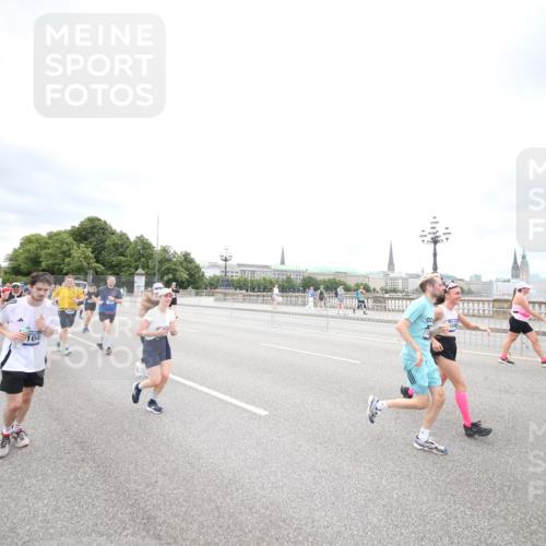 29.06.2025 - hella hamburg halbmarathon Jannik Wohlers http://msf.ph/oto/8501331 29.06.2025 10:57:55 Lombardsbrücke 1001, 1845, 2043, 2169, 2273, 2275, 3540, 3868, 4117, 5104, 5159, 5655, 5782, 5988, 6825, 7262, 7617, 7664, 7783, 8076, 8439, 8440, 8441, 8442, 8888, 9123, 9239, 9636, 10058, 10462, 10473, 10498, 10937, 11037, 11708, 12023, 12024, 12310, 12433, 13218, 13226, 13355, 13356, 13469, 14533, 14584, 14634, 15916, 15926, 16048, 16329, 16408, 16561, 16878, 17227, 17228, 17881, 18822 meine-sportfotos.de