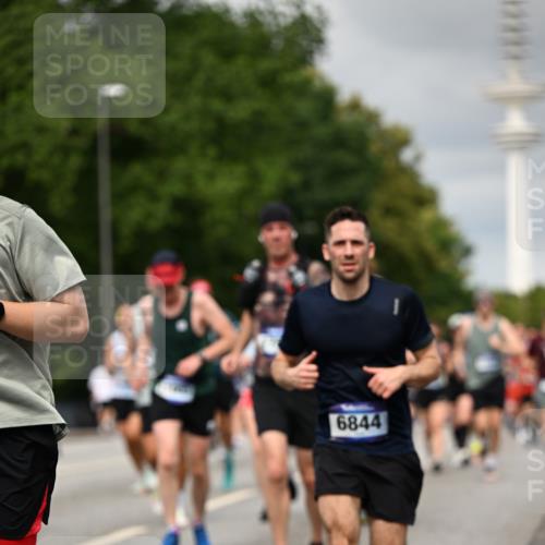 29.06.2025 - hella hamburg halbmarathon Dr. Thomas Lammeyer http://msf.ph/oto/8501341 29.06.2025 10:25:01 Kennedybrücke 1011, 2053, 2101, 2325, 2834, 2923, 2986, 3161, 3247, 3781, 3813, 3842, 4082, 4154, 4166, 4288, 4754, 4869, 5181, 5625, 5811, 5812, 6275, 6308, 6608, 6844, 6951, 7608, 8113, 8146, 8724, 8940, 9005, 9011, 9236, 9501, 9981, 10039, 10350, 10585, 10602, 11100, 11145 meine-sportfotos.de