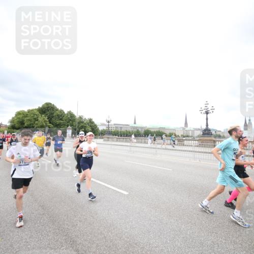 29.06.2025 - hella hamburg halbmarathon Jannik Wohlers http://msf.ph/oto/8501342 29.06.2025 10:57:55 Lombardsbrücke 1001, 1845, 2043, 2169, 2273, 2275, 3540, 3868, 4117, 5104, 5159, 5655, 5782, 5988, 6825, 7262, 7617, 7664, 7783, 8076, 8439, 8440, 8441, 8442, 8888, 9123, 9239, 9636, 10058, 10462, 10473, 10498, 10937, 11037, 11708, 12023, 12024, 12310, 12433, 13218, 13226, 13355, 13356, 13469, 14533, 14584, 14634, 15916, 15926, 16048, 16329, 16408, 16561, 16878, 17227, 17228, 17881, 18822 meine-sportfotos.de