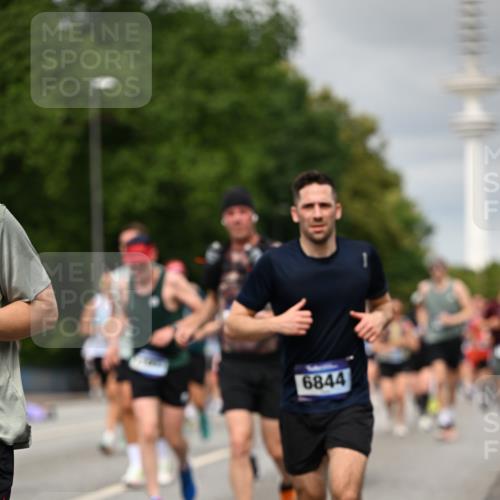 29.06.2025 - hella hamburg halbmarathon Dr. Thomas Lammeyer http://msf.ph/oto/8501347 29.06.2025 10:25:01 Kennedybrücke 1011, 2053, 2101, 2325, 2834, 2923, 2986, 3161, 3247, 3781, 3813, 3842, 4082, 4154, 4166, 4288, 4754, 4869, 5181, 5625, 5811, 5812, 6275, 6308, 6608, 6844, 6951, 7608, 8113, 8146, 8724, 8940, 9005, 9011, 9236, 9501, 9981, 10039, 10350, 10585, 10602, 11100, 11145 meine-sportfotos.de