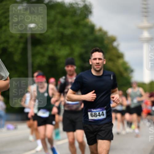 29.06.2025 - hella hamburg halbmarathon Dr. Thomas Lammeyer http://msf.ph/oto/8501352 29.06.2025 10:25:02 Kennedybrücke 1011, 2053, 2101, 2325, 2383, 2834, 2923, 2986, 3161, 3247, 3781, 3813, 3842, 4082, 4154, 4166, 4288, 4754, 4869, 5181, 5625, 5811, 5812, 6275, 6308, 6608, 6844, 6951, 7608, 8113, 8146, 8724, 8940, 9005, 9011, 9236, 9501, 9981, 10039, 10350, 10585, 10602, 11100, 11145 meine-sportfotos.de