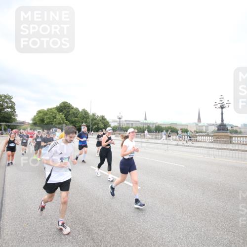 29.06.2025 - hella hamburg halbmarathon Jannik Wohlers http://msf.ph/oto/8501354 29.06.2025 10:57:55 Lombardsbrücke 1001, 1845, 2043, 2169, 2273, 2275, 3540, 3868, 4117, 5104, 5159, 5655, 5782, 5988, 6825, 7262, 7617, 7664, 7783, 8076, 8439, 8440, 8441, 8442, 8888, 9123, 9239, 9636, 10058, 10462, 10473, 10498, 10937, 11037, 11708, 12023, 12024, 12310, 12433, 13218, 13226, 13355, 13356, 13469, 14533, 14584, 14634, 15916, 15926, 16048, 16329, 16408, 16561, 16878, 17227, 17228, 17881, 18822 meine-sportfotos.de