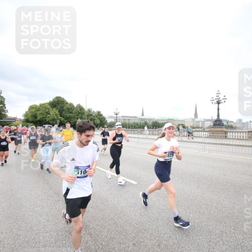 29.06.2025 - hella hamburg halbmarathon Jannik Wohlers http://msf.ph/oto/8501361 29.06.2025 10:57:56 Lombardsbrücke 1001, 1845, 2043, 2169, 2273, 2275, 3540, 3868, 4117, 5104, 5159, 5655, 5782, 5988, 6825, 7262, 7617, 7664, 7783, 8076, 8439, 8440, 8441, 8442, 8888, 9123, 9239, 9636, 10058, 10462, 10473, 10498, 10937, 11708, 12023, 12024, 12310, 12433, 12968, 13218, 13226, 13355, 13356, 13469, 14533, 14584, 14634, 14935, 15916, 15926, 16048, 16329, 16408, 16561, 16878, 17227, 17228, 17881, 18822, 19183 meine-sportfotos.de