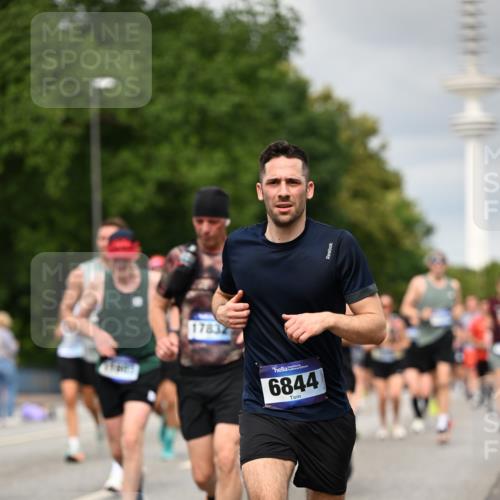 29.06.2025 - hella hamburg halbmarathon Dr. Thomas Lammeyer http://msf.ph/oto/8501363 29.06.2025 10:25:02 Kennedybrücke 1011, 2053, 2101, 2325, 2383, 2834, 2923, 2986, 3161, 3247, 3781, 3813, 3842, 4082, 4154, 4166, 4288, 4754, 4869, 5181, 5625, 5811, 5812, 6275, 6308, 6608, 6844, 6951, 7608, 8113, 8146, 8724, 8940, 9005, 9011, 9236, 9501, 9981, 10039, 10350, 10585, 10602, 11100, 11145 meine-sportfotos.de