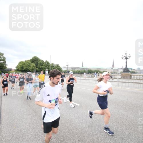 29.06.2025 - hella hamburg halbmarathon Jannik Wohlers http://msf.ph/oto/8501365 29.06.2025 10:57:56 Lombardsbrücke 1001, 1845, 2043, 2169, 2273, 2275, 3540, 3868, 4117, 5104, 5159, 5655, 5782, 5988, 6825, 7262, 7617, 7664, 7783, 8076, 8439, 8440, 8441, 8442, 8888, 9123, 9239, 9636, 10058, 10462, 10473, 10498, 10937, 11708, 12023, 12024, 12310, 12433, 12968, 13218, 13226, 13355, 13356, 13469, 14533, 14584, 14634, 14935, 15916, 15926, 16048, 16329, 16408, 16561, 16878, 17227, 17228, 17881, 18822, 19183 meine-sportfotos.de