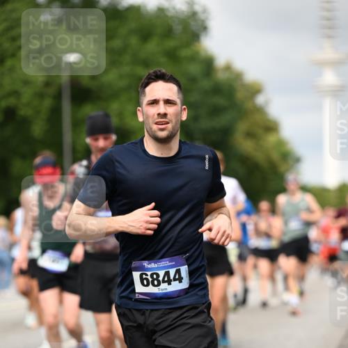 29.06.2025 - hella hamburg halbmarathon Dr. Thomas Lammeyer http://msf.ph/oto/8501371 29.06.2025 10:25:02 Kennedybrücke 1011, 2053, 2101, 2325, 2383, 2834, 2923, 2986, 3161, 3247, 3781, 3813, 3842, 4082, 4154, 4166, 4288, 4754, 4869, 5181, 5625, 5811, 5812, 6275, 6308, 6608, 6844, 6951, 7608, 8113, 8146, 8724, 8940, 9005, 9011, 9236, 9501, 9981, 10039, 10350, 10585, 10602, 11100, 11145 meine-sportfotos.de