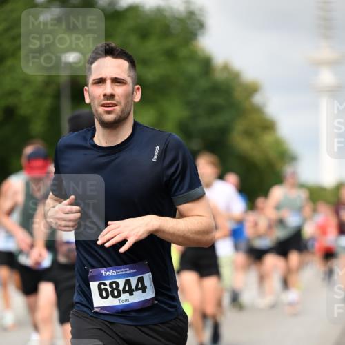 29.06.2025 - hella hamburg halbmarathon Dr. Thomas Lammeyer http://msf.ph/oto/8501381 29.06.2025 10:25:03 Kennedybrücke 1011, 1266, 2053, 2101, 2325, 2383, 2834, 2923, 2986, 3161, 3247, 3781, 3813, 3842, 4082, 4154, 4166, 4288, 4350, 4754, 4869, 5181, 5625, 5811, 5812, 6275, 6308, 6608, 6844, 6951, 7608, 8113, 8146, 8724, 8940, 9005, 9011, 9236, 9501, 9981, 10039, 10350, 10585, 10602, 11145 meine-sportfotos.de