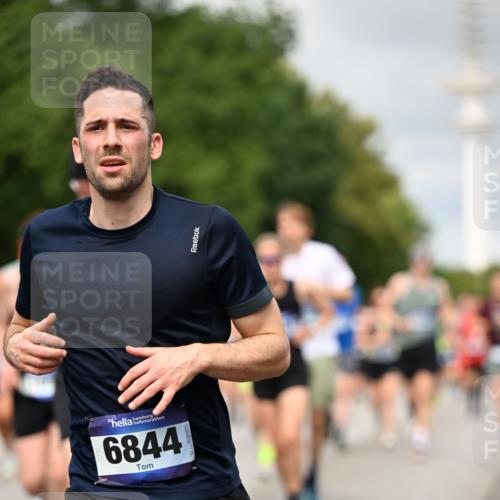 29.06.2025 - hella hamburg halbmarathon Dr. Thomas Lammeyer http://msf.ph/oto/8501387 29.06.2025 10:25:03 Kennedybrücke 1011, 1266, 2053, 2101, 2325, 2383, 2834, 2923, 2986, 3161, 3247, 3781, 3813, 3842, 4082, 4154, 4166, 4288, 4350, 4754, 4869, 5181, 5625, 5811, 5812, 6275, 6308, 6608, 6844, 6951, 7608, 8113, 8146, 8724, 8940, 9005, 9011, 9236, 9501, 9981, 10039, 10350, 10585, 10602, 11145 meine-sportfotos.de
