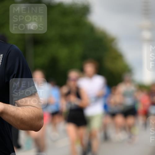 29.06.2025 - hella hamburg halbmarathon Dr. Thomas Lammeyer http://msf.ph/oto/8501404 29.06.2025 10:25:03 Kennedybrücke 1011, 1266, 2053, 2101, 2325, 2383, 2834, 2923, 2986, 3161, 3247, 3781, 3813, 3842, 4082, 4154, 4166, 4288, 4350, 4754, 4869, 5181, 5625, 5811, 5812, 6275, 6308, 6608, 6844, 6951, 7608, 8113, 8146, 8724, 8940, 9005, 9011, 9236, 9501, 9981, 10039, 10350, 10585, 10602, 11145 meine-sportfotos.de