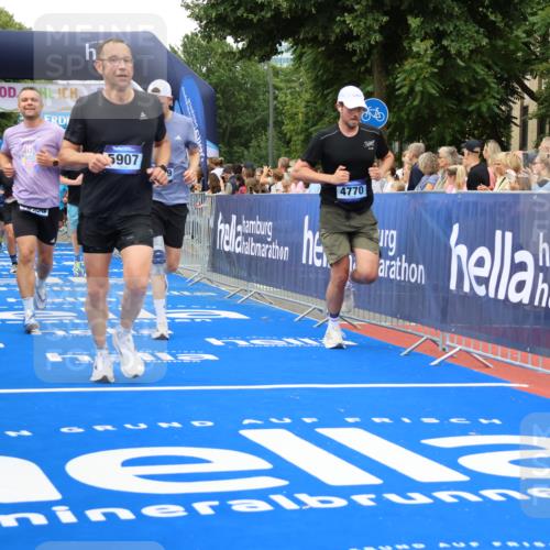 29.06.2025 - hella hamburg halbmarathon Strokosch-Dieckow http://msf.ph/oto/8501406 29.06.2025 10:52:56 Ziel 1257, 1258, 1657, 2099, 2444, 2814, 2910, 3258, 3334, 4557, 4558, 4770, 5077, 5907, 7509, 8139, 8587, 8720, 8955, 9093, 10724, 10811, 11217, 11992, 12155, 12367, 12519, 12910, 14791, 15430, 18590, 18720 meine-sportfotos.de