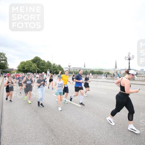 29.06.2025 - hella hamburg halbmarathon Jannik Wohlers http://msf.ph/oto/8501410 29.06.2025 10:57:57 Lombardsbrücke 1001, 1845, 2043, 2273, 2275, 3540, 3868, 4117, 5104, 5159, 5655, 5782, 5988, 6825, 7262, 7617, 7664, 7783, 8076, 8439, 8440, 8441, 8442, 8888, 9123, 9239, 9636, 10462, 10473, 10498, 10937, 11708, 12023, 12024, 12310, 12433, 12968, 13218, 13226, 13355, 13356, 13469, 13547, 14533, 14584, 14634, 14935, 15916, 15926, 16048, 16329, 16408, 16561, 16878, 17227, 17228, 18822, 19183 meine-sportfotos.de