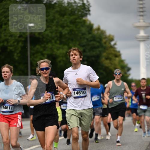 29.06.2025 - hella hamburg halbmarathon Dr. Thomas Lammeyer http://msf.ph/oto/8501426 29.06.2025 10:25:04 Kennedybrücke 1011, 1266, 2053, 2101, 2325, 2383, 2834, 2923, 2986, 3161, 3247, 3434, 3781, 3813, 4082, 4154, 4166, 4288, 4350, 4754, 4869, 5181, 5625, 5811, 5812, 6275, 6308, 6608, 6844, 6951, 7608, 8113, 8146, 8724, 8940, 9005, 9011, 9236, 9501, 9981, 10039, 10350, 10585, 10602, 11145 meine-sportfotos.de