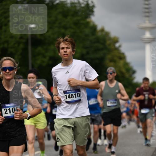 29.06.2025 - hella hamburg halbmarathon Dr. Thomas Lammeyer http://msf.ph/oto/8501455 29.06.2025 10:25:05 Kennedybrücke 1011, 1266, 2101, 2325, 2383, 2923, 2986, 3161, 3247, 3434, 3781, 3813, 4082, 4154, 4166, 4288, 4350, 4754, 4869, 5181, 5625, 5811, 5812, 6275, 6308, 6608, 6844, 6951, 7608, 8113, 8146, 8724, 8940, 9005, 9011, 9236, 9501, 9981, 10350, 10585, 10602, 11145 meine-sportfotos.de