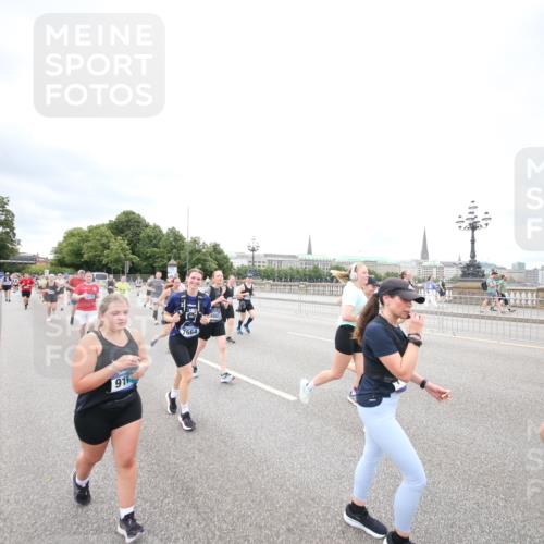 29.06.2025 - hella hamburg halbmarathon Jannik Wohlers http://msf.ph/oto/8501492 29.06.2025 10:57:59 Lombardsbrücke 1001, 1845, 2043, 3540, 3868, 4117, 5104, 5159, 5655, 5782, 5988, 6825, 7262, 7617, 7664, 7870, 8076, 9123, 9239, 9636, 10462, 10473, 10498, 10937, 11708, 12023, 12024, 12310, 12433, 12968, 13218, 13226, 13355, 13356, 13469, 13547, 14584, 14935, 15926, 16048, 16329, 16408, 16561, 16878, 17227, 17228, 18822, 19183 meine-sportfotos.de