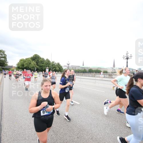 29.06.2025 - hella hamburg halbmarathon Jannik Wohlers http://msf.ph/oto/8501498 29.06.2025 10:57:59 Lombardsbrücke 1001, 1845, 2043, 3540, 3868, 4117, 5104, 5159, 5655, 5782, 5988, 6825, 7262, 7617, 7664, 7870, 8076, 9123, 9239, 9636, 10462, 10473, 10498, 10937, 11708, 12023, 12024, 12310, 12433, 12968, 13218, 13226, 13355, 13356, 13469, 13547, 14584, 14935, 15926, 16048, 16329, 16408, 16561, 16878, 17227, 17228, 18822, 19183 meine-sportfotos.de