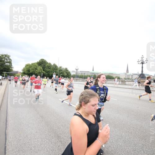 29.06.2025 - hella hamburg halbmarathon Jannik Wohlers http://msf.ph/oto/8501507 29.06.2025 10:58:00 Lombardsbrücke 1001, 1646, 1845, 2043, 3540, 3868, 4117, 5104, 5159, 5655, 5732, 5782, 5988, 6825, 7262, 7617, 7664, 7870, 8076, 8701, 9123, 9225, 9239, 9636, 10462, 10473, 10498, 10937, 11708, 12023, 12024, 12310, 12433, 12968, 13226, 13355, 13356, 13469, 13547, 14584, 14935, 15926, 16048, 16408, 16561, 16878, 17227, 17228, 18822, 19183 meine-sportfotos.de