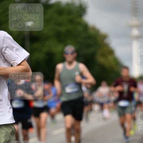 29.06.2025 - hella hamburg halbmarathon Dr. Thomas Lammeyer http://msf.ph/oto/8501515 29.06.2025 10:25:07 Kennedybrücke 1011, 1266, 2101, 2325, 2383, 2923, 2986, 3161, 3247, 3434, 3781, 3813, 4082, 4154, 4166, 4288, 4350, 4754, 5041, 5181, 5625, 5811, 5812, 6275, 6308, 6608, 6844, 6951, 7608, 8113, 8146, 8724, 8940, 9005, 9011, 9236, 9501, 9981, 10350, 10585, 10602, 11145 meine-sportfotos.de