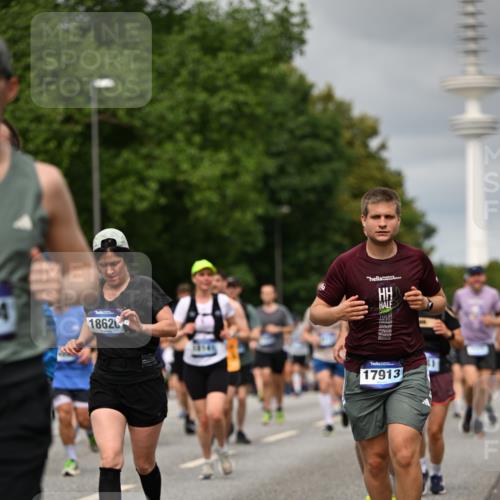 29.06.2025 - hella hamburg halbmarathon Dr. Thomas Lammeyer http://msf.ph/oto/8501520 29.06.2025 10:25:09 Kennedybrücke 1266, 1658, 2101, 2325, 2383, 2923, 2986, 3161, 3247, 3434, 3781, 3813, 4082, 4154, 4350, 5041, 5181, 5625, 5767, 5811, 5812, 6275, 6308, 6608, 6844, 7018, 7608, 8113, 8146, 8724, 8726, 8844, 8940, 9005, 9011, 9100, 9236, 9501, 9981, 10350, 10585, 10602, 11145 meine-sportfotos.de