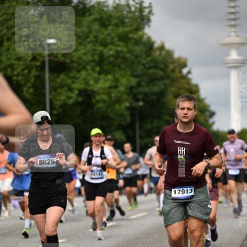 29.06.2025 - hella hamburg halbmarathon Dr. Thomas Lammeyer http://msf.ph/oto/8501531 29.06.2025 10:25:09 Kennedybrücke 1266, 1658, 2101, 2325, 2383, 2923, 2986, 3161, 3247, 3434, 3781, 3813, 4082, 4154, 4350, 5041, 5181, 5625, 5767, 5811, 5812, 6275, 6308, 6608, 6844, 7018, 7608, 8113, 8146, 8724, 8726, 8844, 8940, 9005, 9011, 9100, 9236, 9501, 9981, 10350, 10585, 10602, 11145 meine-sportfotos.de