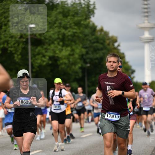 29.06.2025 - hella hamburg halbmarathon Dr. Thomas Lammeyer http://msf.ph/oto/8501535 29.06.2025 10:25:09 Kennedybrücke 1266, 1658, 2101, 2325, 2383, 2923, 2986, 3161, 3247, 3434, 3781, 3813, 4082, 4154, 4350, 5041, 5181, 5625, 5767, 5811, 5812, 6275, 6308, 6608, 6844, 7018, 7608, 8113, 8146, 8724, 8726, 8844, 8940, 9005, 9011, 9100, 9236, 9501, 9981, 10350, 10585, 10602, 11145 meine-sportfotos.de