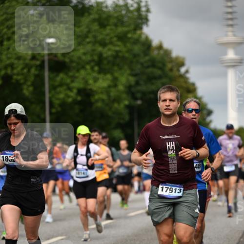 29.06.2025 - hella hamburg halbmarathon Dr. Thomas Lammeyer http://msf.ph/oto/8501547 29.06.2025 10:25:09 Kennedybrücke 1266, 1658, 2101, 2325, 2383, 2923, 2986, 3161, 3247, 3434, 3781, 3813, 4082, 4154, 4350, 5041, 5181, 5625, 5767, 5811, 5812, 6275, 6308, 6608, 6844, 7018, 7608, 8113, 8146, 8724, 8726, 8844, 8940, 9005, 9011, 9100, 9236, 9501, 9981, 10350, 10585, 10602, 11145 meine-sportfotos.de