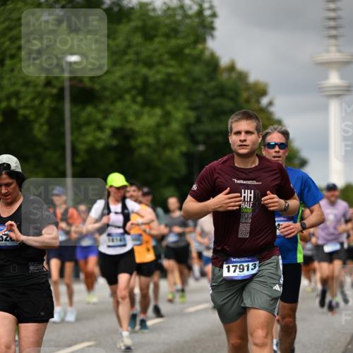 29.06.2025 - hella hamburg halbmarathon Dr. Thomas Lammeyer http://msf.ph/oto/8501551 29.06.2025 10:25:09 Kennedybrücke 1266, 1658, 2101, 2325, 2383, 2923, 2986, 3161, 3247, 3434, 3781, 3813, 4082, 4154, 4350, 5041, 5181, 5625, 5767, 5811, 5812, 6275, 6308, 6608, 6844, 7018, 7608, 8113, 8146, 8724, 8726, 8844, 8940, 9005, 9011, 9100, 9236, 9501, 9981, 10350, 10585, 10602, 11145 meine-sportfotos.de