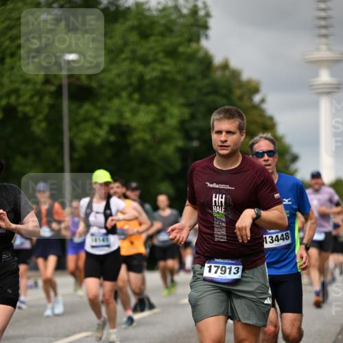 29.06.2025 - hella hamburg halbmarathon Dr. Thomas Lammeyer http://msf.ph/oto/8501563 29.06.2025 10:25:10 Kennedybrücke 1266, 1658, 2101, 2325, 2383, 2923, 2986, 3161, 3247, 3434, 3781, 3813, 4082, 4350, 5041, 5625, 5767, 5811, 5812, 6275, 6308, 6608, 6844, 7018, 7608, 8113, 8146, 8724, 8726, 8844, 8940, 9005, 9011, 9100, 9236, 9501, 9981, 10050, 10350, 10585, 10602, 11145 meine-sportfotos.de